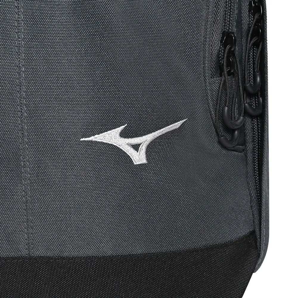 Mochila Mizuno preta com alças acolchoadas e bolso frontal detalhado
